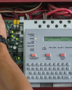 خدمات نگهداری و پشتیبانی دوره‌ای برای اطمینان از عملکرد سیستم