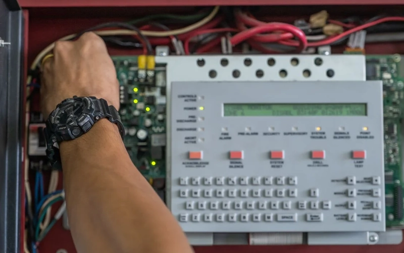 خدمات نگهداری و پشتیبانی دوره‌ای برای اطمینان از عملکرد سیستم